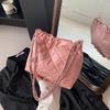 Bolso de Hombro para Viajero de Gran Capacidad de Cuero Suave con Bordado Rómbico Texturizado para Mujer Otoño 2023 Estilo Coreano Bolso Balde Moderno
