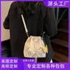 Bolsos de nicho nuevos transfronterizos bolso de un solo hombro para mujer versátil moda bolso cruzado con cordón bolso cubo de cadena personalización de fábrica