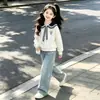 Conjunto de primavera y otoño para niña: Look preppy estilo coreano con una sudadera de cuello marinero y pantalones vaqueros casuales con un dulce lazo, un conjunto de dos piezas