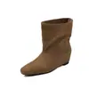 Botas curtas de moda estilo britânico de 6cm, novo modelo outono e inverno 2026, bico quadrado, sola reta, aumento interno de altura, botas western de calçar