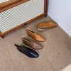 Novas botas curtas casuais de couro bovino com zíper traseiro, bico fino, estilo vintage, para outono e inverno 2024, novas para mulheres