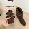 Nueva colección de otoño 2026: botines versátiles de estilo occidental para mujer, elegantes, de diseño exclusivo, con correa de hebilla, de ante, de punta cuadrada, de longitud hasta media pantorrilla