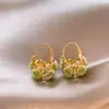 Pendientes de Flor de Perla Dorada para Mujer Lujo Ligero Gama Alta Únicos de Nicho Pendientes de Cesta de Flores Microincrustada Nuevo Estilo 2025