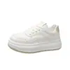 Zapatillas blancas populares de cuero genuino, ligeras, con suela gruesa, que aumentan la altura, para mujer, nuevo modelo de otoño 2026, versátiles, de moda, casuales, deportivas