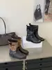 Botas curtas de bico redondo com design retrô, botas da moda de cano médio, outono/inverno de 2026, fivela de cinto, botas de salto bloco coloridas, botas de sola reta