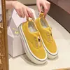 Tênis de Lona Slip-on Feminino 2025 Novo Verão Versátil Sola Grossa Sapatos Brancos Confortáveis Casuais Tênis de Lona Fisherman's Sapatos Femininos