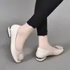 Outono de 2026 Novo Sapato Feminino Casual de Couro com Bico Redondo, Baixo, Slip-On e Solado Macio para Trabalho e Moda para Mães