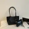 Bolsa de mano tejida de gran capacidad transfronteriza, moderna, casual, versátil, adecuada para ir al trabajo, bolso de hombro de moda de nicho, bolso de axila elegante