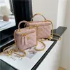 Bolsa Quadrada Pequena com Bordado Acolchoado para Mulheres 2026 Tendência Ins Versátil Bolsa Transversal com Corrente Bolsa de Mão Popular