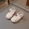 Sandálias Fechadas Femininas Elegantes Doces Vazadas 2026 Verão Novo Estilosas Sapatos de Princesa com Solado Macio Sapatos de Praia da Moda