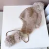 Boutique Novo estilo protetores de ouvido de pele sintética feminina de inverno quentes com cordão e pompom de pelo chapéu de malha fofo doce chapéu de princesa