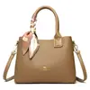 Bolsos bolso para mujer de mediana edad bolso para madre 2024 nuevo estilo todo-partido bolso de mano con pañuelo de seda bolso bandolera de moda