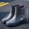 Botas de chuva quentes, impermeáveis e antiderrapantes masculinas com solas grossas, adequadas para uso externo, uso na cozinha e como sapatos de chuva estilosos e modernos.