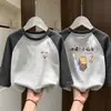 Blusa Segunda Pele Infantil 2026 Nova Outono/Inverno Gola Redonda Térmica Quente Camiseta Infantil Patchwork Manga Longa
