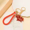 Pequeño Regalo de Año Nuevo Estilo Chino Caballo que Trae Fortuna Llavero con Corazón de Metal Perlado y Cordón de Cuero Colgante para Llave