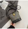 Pedido Extranjero Otoño e Invierno Nuevo Bolso Pequeño Retro para Mujer 2026 Textura de Alta Calidad Bolso de Mano Bolso Cubo de Moda Bolso Cruzado para Viajes