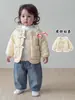 Conjunto de tres piezas de algodón para invierno para bebé niña: abrigo de algodón acolchado con lazo dulce, camiseta básica y jeans para niña