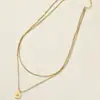 Un toque de suavidad alrededor del cuello, una sofisticación sutil oculta en los detalles, no ostentoso pero muy atractivo, transmitiendo belleza discretamente