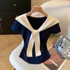 Camiseta de Manga Corta Estilo Capa Patchwork con Cuello Bloque de Color Azul Marino para Mujer, Falso Dos Piezas, Nuevo Estilo Verano 2025, Top Adelgazante que Ceñe la Cintura