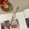 Fabricante en stock estilo Chanel cadena cinturón elegante reloj cuadrado para mujer todo partido pulsera reloj de lujo ligero de alta apariencia
