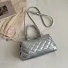Bolsa de Ombro Acolchoada Fashion de Grande Capacidade para Mulheres 2025 Nova Bolsa Tote de Nicho de Luxo para Trabalho e Deslocamento