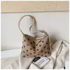 Bolsa Tote Minimalista Texturizada com Bolinhas para Axila Outono 2026 Lançamento Novo Design de Nicho Bolsa de Mão Casual com Personalidade Bolsa de Ombro
