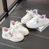 Zapatillas Deportivas para Niñas 2026 Primavera y Otoño Nuevas Zapatillas Infantiles Suela Suave Versátiles Zapatos Casuales para Niños y Niñas Zapatos de Bebé de Moda