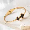 Pulseira de Aço Titânio Trevo de Quatro Folhas para Mulheres, Aço Inoxidável, Cor Dourada, Algarismos Romanos, Luxo Leve Europeu e Americano, Não Desbota, Atacado Fabricante Original