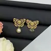 Nuevos Pendientes de Botón Dior Cd Perla Primavera Temprana 2025 con Agujas de Plata para Mujer, Pendientes de Mariposa Completamente Diamantados Versátiles Clásicos al por Mayor