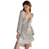 Guiruo Moda Novo Cetim Prata Embossado Borboleta Decote Profundo Cordão Almofada de Peito Removível Conjunto de Camisola e Robe 6804