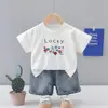Conjunto de Verão para Meninos 2026 Novo Estilo Infantil Gola Redonda Manga Curta Shorts Conjunto de Duas Peças Roupa de Verão para Crianças Moda Infantil Tendência