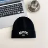 Conjunto de gorro y bufanda de punto estilo coreano para niños, unisex, con letras bordadas, color liso, versátil y diseño que cubre las orejas