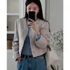 A Nova Coleção Outono 2026 do Designer Coreano G*D Apresenta uma Jaqueta Cool e Elegante no Estilo Chanel