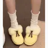 Zapatos de piel con suela gruesa de terciopelo para mujer 2026 nuevo estilo invierno aumento de altura uso exterior suela suave retro cálidos pantuflas de punta cerrada