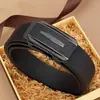Nova Cinto Masculino com Padrão de Crocodilo, Cinto de Couro PU de Alta Qualidade, Fivela Automática Sem Dentes, Cinto Versátil para Negócios e Casual com Fivela de Letra