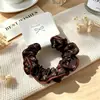 Empaque en tarjeta: Goma para el pelo de seda plisada de alta elasticidad con bordes rizados, goma pequeña versátil y simple para coletas