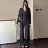 Conjunto estiloso de outono para mulheres: um conjunto chique de três peças, que emagrece e valoriza a silhueta, apresentando um top de alcinha, um cardigã e calças pantalona