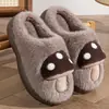 Chinelos de algodão 3D populares em formato de cogumelo, quentes para o inverno, adequados para uso interno e externo, com solas grossas, antiderrapantes e apresentando um design de desenho animado para mulheres e um design silencioso e confortável para homens.