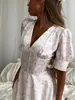 Vestido floral de cuello en V con mangas abullonadas y fruncido en la cintura, estilo puro deseo primavera-verano, fruncido en la cintura con ballenas, falda corta irregular con volantes