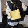 Bolsa Pequena Simples Retrô para Mulheres 2025 Nova Moda Bolsa de Ombro Único Bolsa de Axila Design Estilo Estrangeiro Simples Bolsa de Ombro Cruzado Estilo Balde