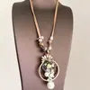 Collar Colgante Floral Estilo Metal Europeo y Americano para Mujer, Accesorio de Lujo Ligero de Alta Gama, Cadena Larga Vintage para Suéter de Múltiples Formas de Usar
