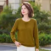 Blusas de otoño de manga larga para mujeres de mediana edad, camisetas básicas para madres elegantes de más de 60, nuevas camisetas versátiles de cuello redondo para mujer