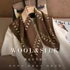 Xale vintage e elegante de seda e lã marrom escuro, perfeito para outono e inverno, proporcionando proteção para o pescoço e calor. Um lenço quadrado luxuoso de seda e lã, ideal como presente