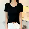 Camiseta Branca com Decote V, Manga Curta e Padrão Espinha de Peixe para Mulheres, Design Slim Fit Primavera/Verão 2026, Top Estiloso para Usar por Baixo