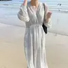 Vestido de viaje playero chic coreano con cuello en V, temperamento suave y dulce, cinturón en la cintura, adelgazante, largo, cuello en V para mujer