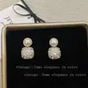 Pendientes de botón de estilo de lujo ligero de moda con baño de oro, diamantes completos de imitación y perlas para mujer, brillantes y elegantes para invierno y Año Nuevo