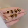 Brincos de pedra olho de tigre geométricos na cor marrom Maillard, design de nicho de luxo leve, brincos de alta qualidade e estilosos, acessórios de ouvido versáteis