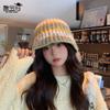 Otoño e invierno nuevo color gorro de pescador de punto a rayas cálido con protección para las orejas moda coreana versátil gorro de cubo de lana