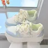 Zapatillas de moda estilo Chanel para mujer, nueva colección otoño 2026, diseño moderno y único, zapatos blancos versátiles y ligeros para estudiantes