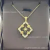 Artesanía Cepillada Estilo Francés Vintage Estilo de Corte Colgante de Trébol de Cuatro Hojas Perla Blanca Red de Huecos Collar de Ágata Roja para Mujer